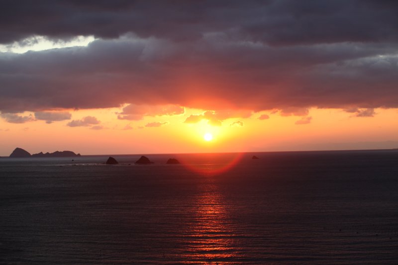 夕日が沈む頃には、三ツ畑田島が海と同化し溶けていくかのような、幻想的な雰囲気が感じられる。