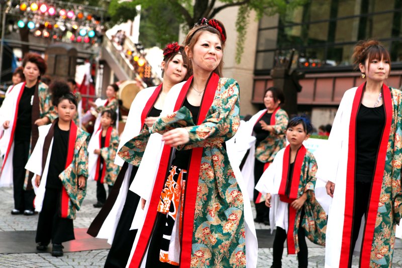 老いも若きも「ガイヤ・オン・ザ・ロード」のビートで激しく踊るガイヤカーニバル。