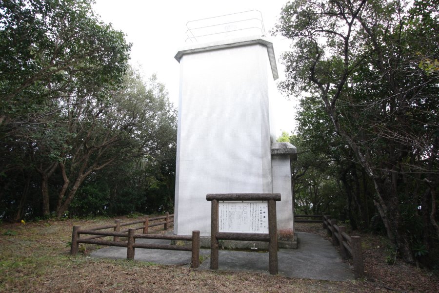 駐車場付近には白亜の「天嶬の鼻灯台」もある。