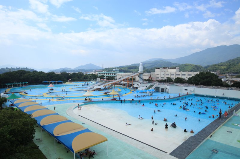 広々とした敷地内に多種多様なプールがあり、小さな子供から大人まで家族全員で楽しむことができる。
