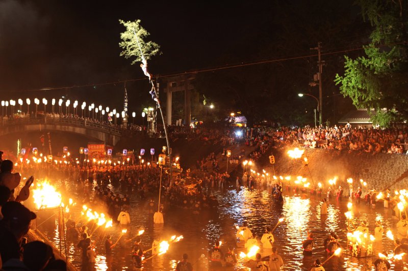 御神竹の先につけられた御幣を目指す勇壮なる「走り込み」は、3日間の祭りのフィナーレを飾る。