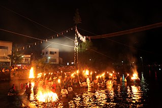 夏祭りのメインとなる｢走り込み｣は、横堀川の真ん中にそびえ立つ竹の頂上にある｢お札｣を我先に奪い合う。