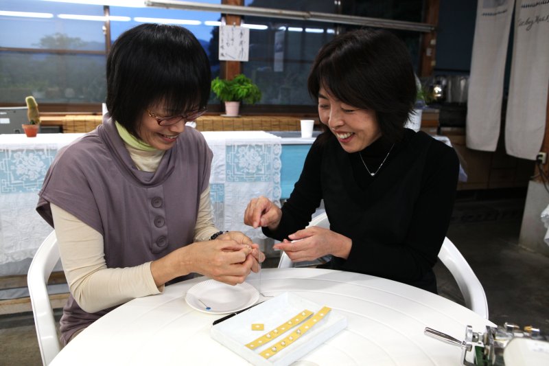 真珠アクセサリー作りを店主が丁寧に教えてくれるとともに、真珠が育つまでの過程を聞くこともできる。