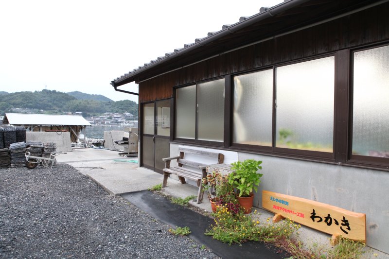 海の側、真珠養殖場の隣に建てられた自然豊かな環境の建物内でアクセサリー作り体験が楽しめる。