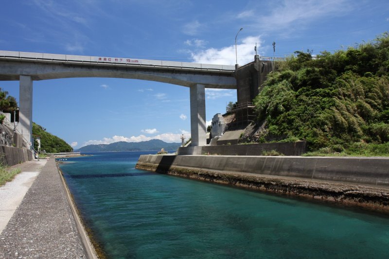 工事によりコンクリート製の綺麗な橋がかかる船越運河。