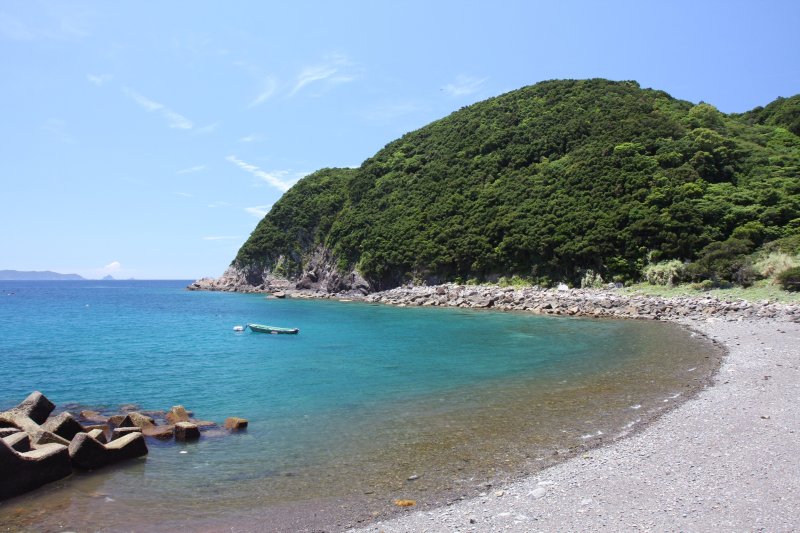 目の前には、青い空、緑豊かな山々、エメラルドグリーンに染まる海が広がる。爽やかな潮風を受けながら眺める風景はまさに絶景。