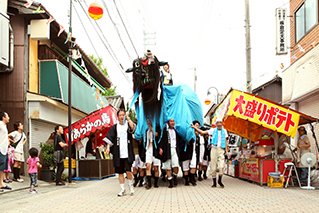 長い首を振りながら堂々と練り歩き、首を突っ込んで悪魔払いする。