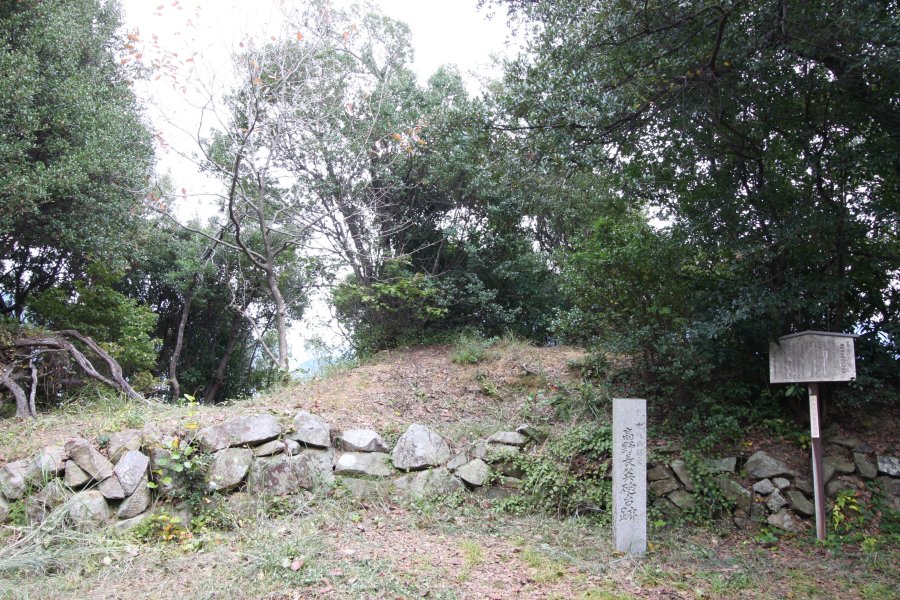火縄を使用した2門の大砲が据えられていた砲台跡地。現在では石垣の跡を残すのみとなっている。