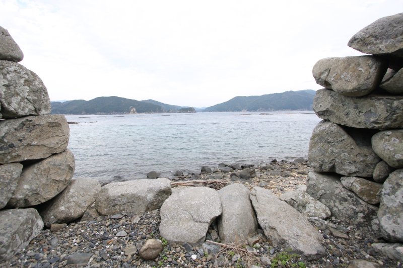 石塁には、海岸防備に当たっていた番人が見張りのため、切り下げた部分も残っている。