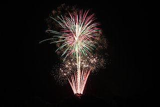愛媛県内で最初の花火大会に大勢の観客が集まった。