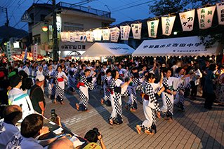 ｢流し踊｣は、審査員の前を踊りながら通る。