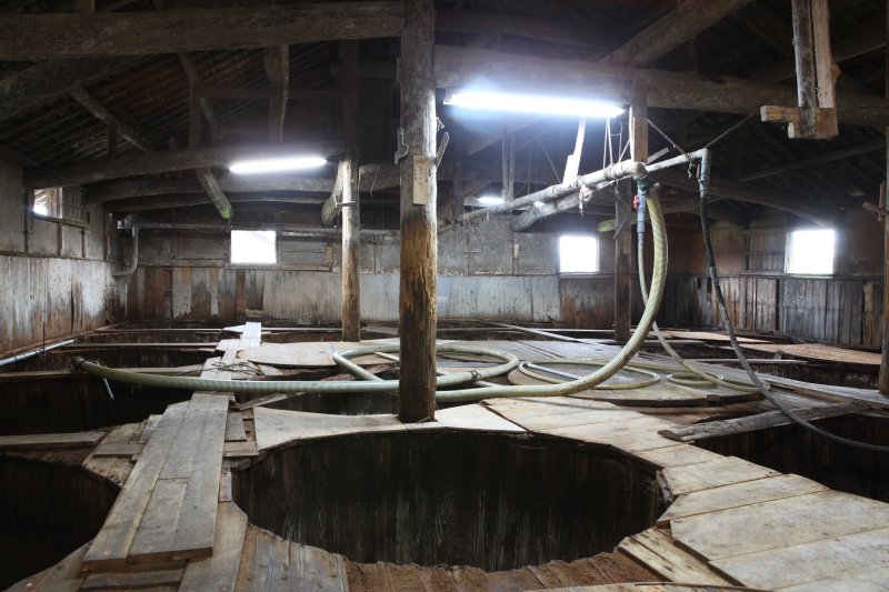 約100年以上使用している大蔵で、昔ながらの杉樽仕込みで「もろみ」を造る。希望があれば蔵見学もできる。