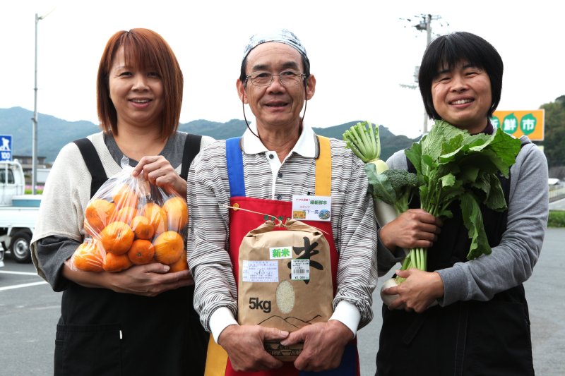 季節の果物から野菜、お買い得品や旬の魚介類までスタッフが詳しく説明してくれる。