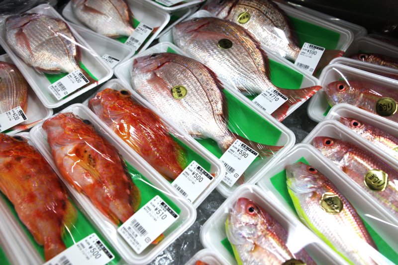 朝市場から仕入れたばかりの新鮮な魚や貝などの魚介類も豊富に揃う。品質・鮮度はお墨付き！