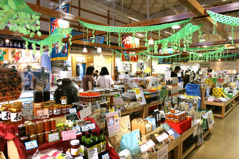 宇和海で獲れた新鮮な魚介類や、オリジナルの加工品を多数取り揃えた観光客で賑わう物産館。