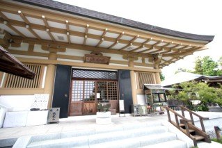 過去に二度の火災により焼失した本堂は、昭和39年に大師創建当時の姿に復旧されている。