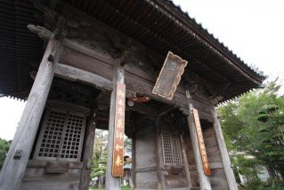 約200年前に建立された総檜造りの山門は、愛南町の文化財に指定されている。