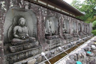 昭和53年に巡拝者の希望により十二支守り本尊が彫刻された八体仏十二支守り本尊。