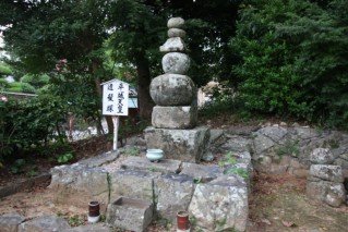平城天皇遺髪塚は、平城天皇が仏門に入る際に剃髪した遺髪を埋めているとされる。