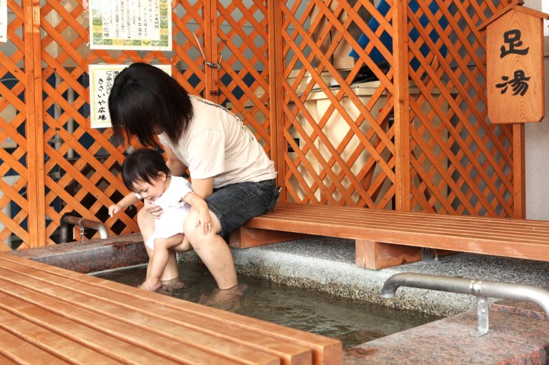 無料で楽しめる足湯が設置されており、小さな子供からお年寄りまで気軽に利用できる。