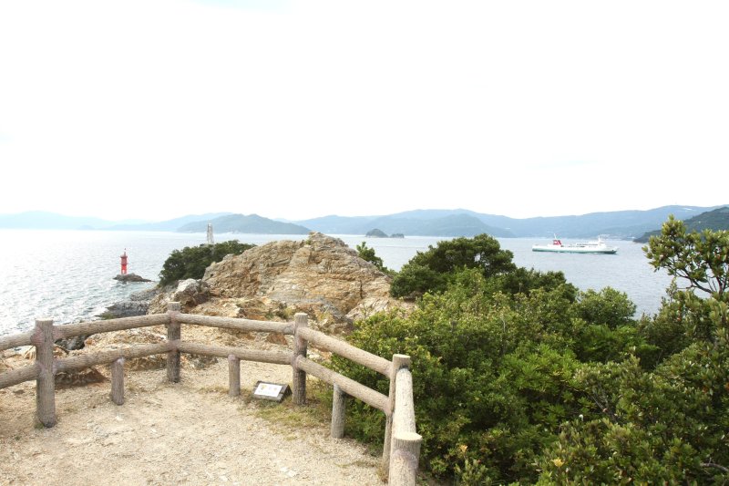 先端の展望場からは、手前に八幡浜港の船の往来や遠くには九州を望める。