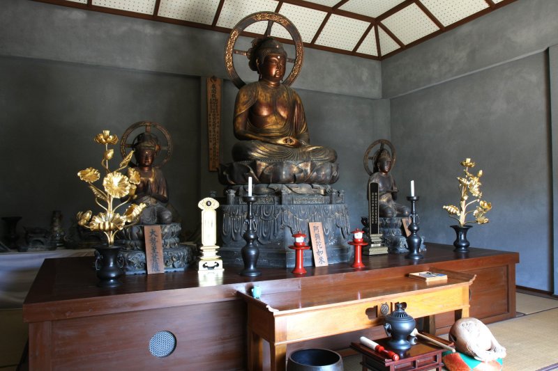 元々は地蔵と竜樹菩薩を従えた五尊仏だったが、現在その2体は奈良国立博物館の所蔵となっている。