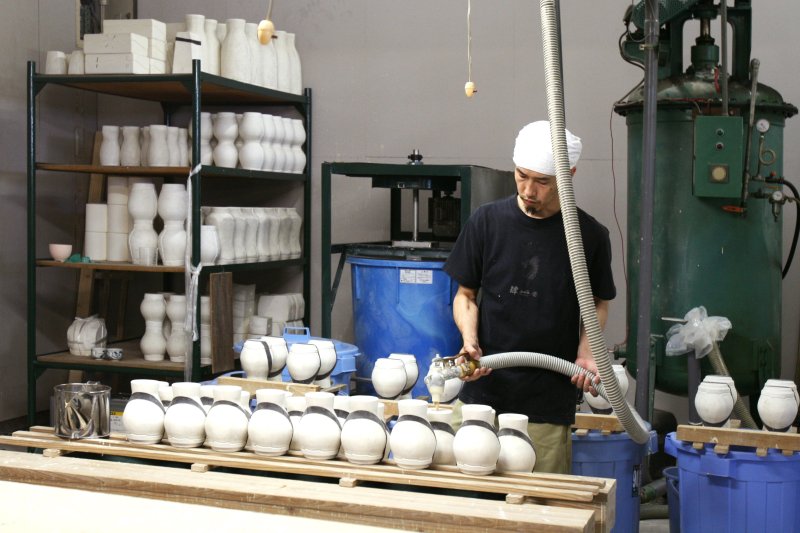 今でも製造工程の大半が手作りである伝承の技を実際に間近で見学できる。