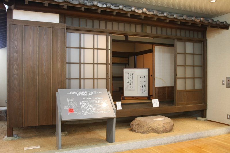 資料室内には、京都府八幡市にあった二宮忠八が晩年に暮らしていた住居の一室が移築復元されており、当時の生活の様子が再現されている。
