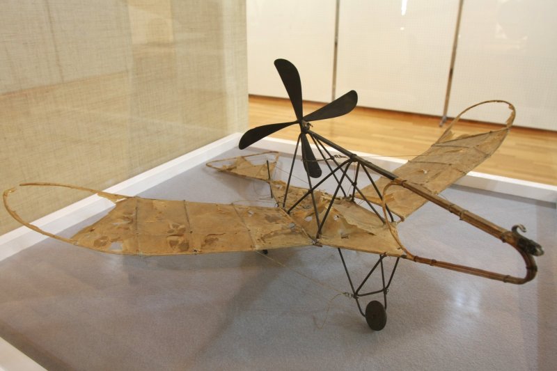 「烏型模型飛行器」は、二宮忠八が自作した貴重な逸品で、船のスクリューからヒントを得たプロペラと滑走用の3 つの車輪、聴診器のゴム管を動力としている。