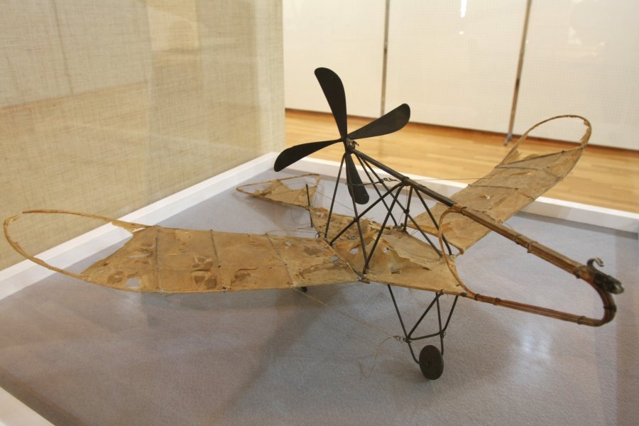 「烏型模型飛行器」は、二宮忠八が自作した貴重な逸品で、船のスクリューからヒントを得たプロペラと滑走用の3 つの車輪、聴診器のゴム管を動力としている。