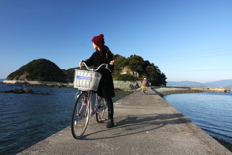 海面すれすれを走る爽快感に溢れた、山王島と地大島を結ぶ道路。エメラルド色の海は美しく、橋の上から海を覗くと透き通った海に多くの魚が泳いでいるのが見える。