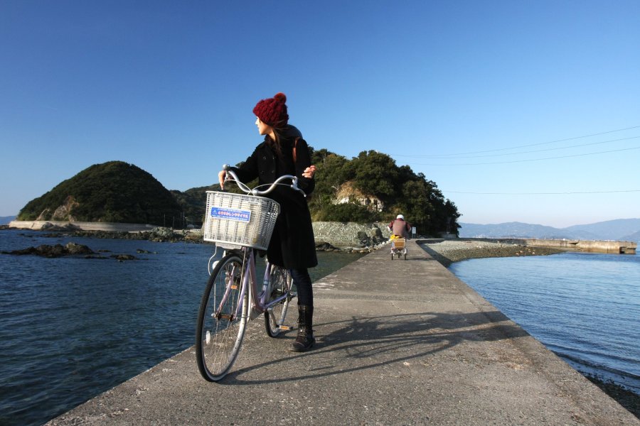 海面すれすれを走る爽快感に溢れた、山王島と地大島を結ぶ道路。エメラルド色の海は美しく、橋の上から海を覗くと透き通った海に多くの魚が泳いでいるのが見える。