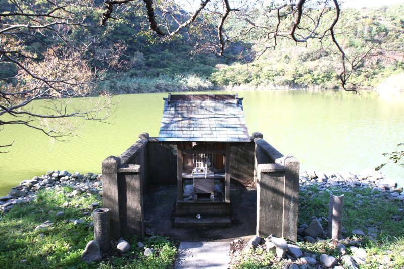 龍伝説がいくつも残る八幡浜において龍神の安住地とされている神秘的な大入池（別名・竜王池）。