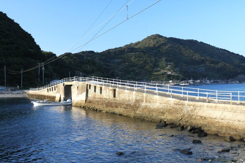 大島と山王島を結ぶ橋の下に造られたトンネルを、小さな漁船が行き交う。