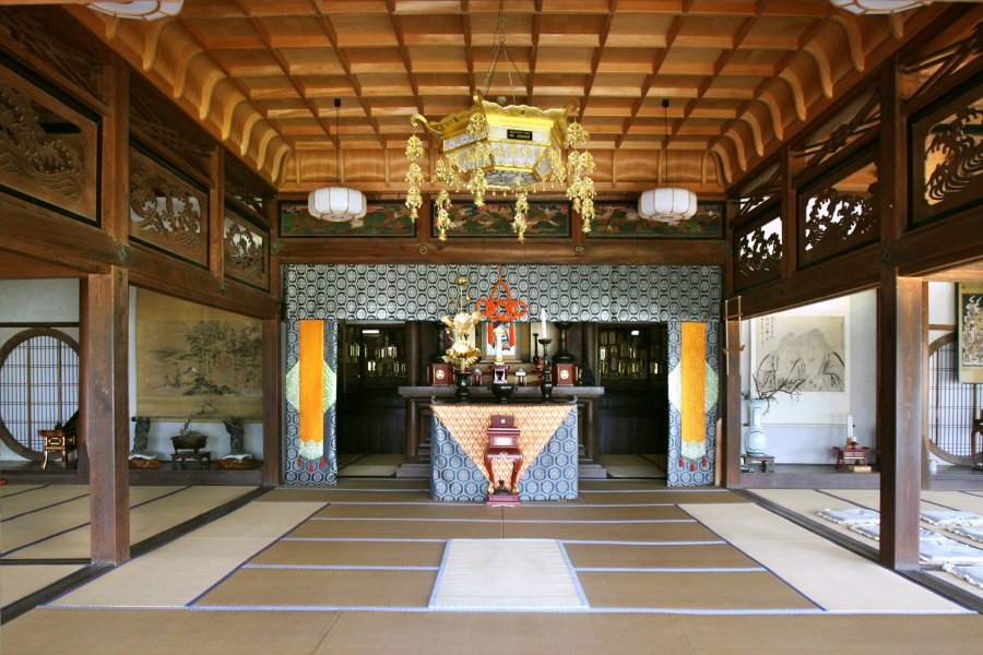 重厚な本堂の中は、どこを見ても豪華絢爛で身が引き締まる思い。多くの修行僧が日々修行していたためかなり広い造りとなっている。