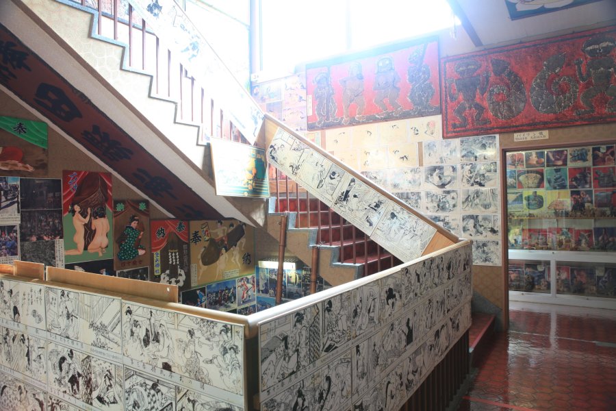 館内は3階まであり、各国ごとのコーナーに分かれている。階段や天井にも所狭しと性にまつわる資料や絵が飾られている。