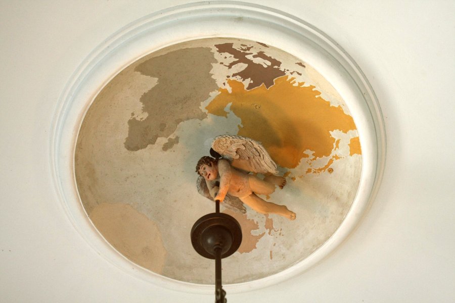 入口を入ると頭上で迎えてくれる天使は地球儀の上を飛んでいる。地球儀の中には「日本」の文字が隠されている。