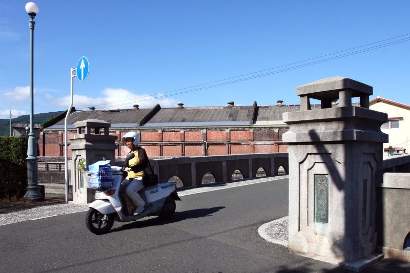 今も住民の生活道路として活躍する美名瀬橋は、昭和8年に作られたコンクリート製の橋。