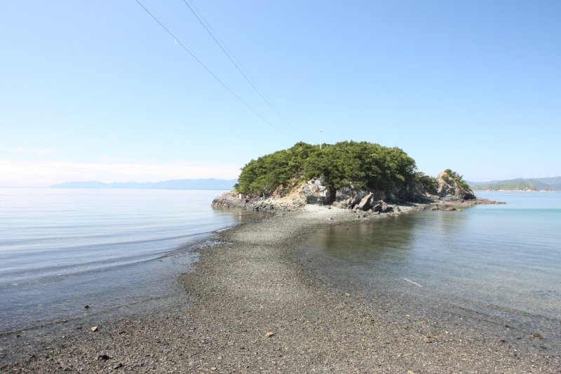 干潮になると現れる道は、潮が満ちてきて取り残されないように注意が必要。