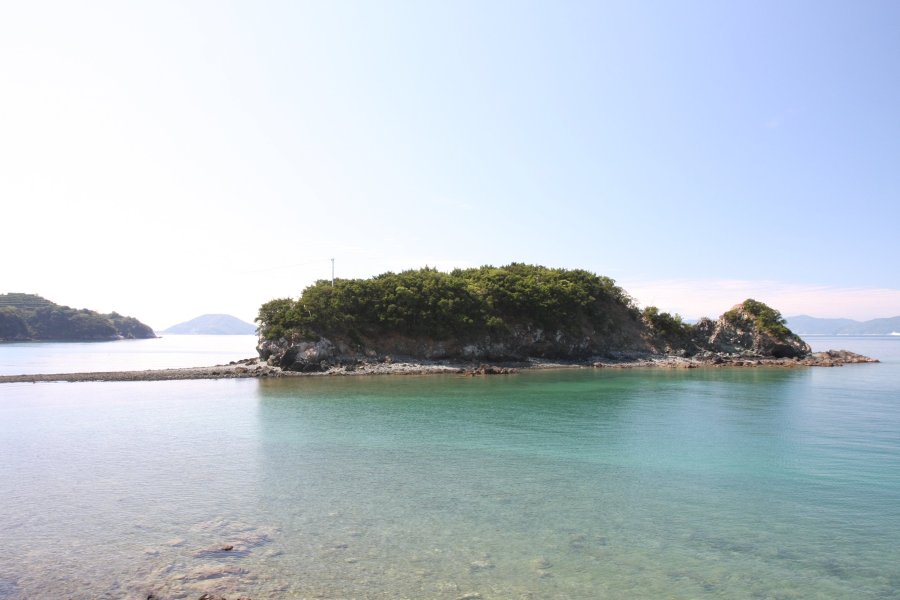 干潮で現れる道がまるでねずみの尻尾のような形をしており、ねずみが海を向いて座っているように見える。