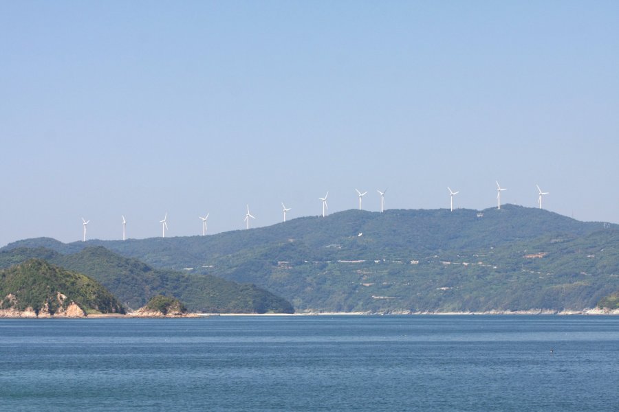 ねずみ島からは、佐田岬に立ち並ぶ巨大な風車が回る様子や、天気が良ければ海に落ちる「だるま夕日」が眺められる。