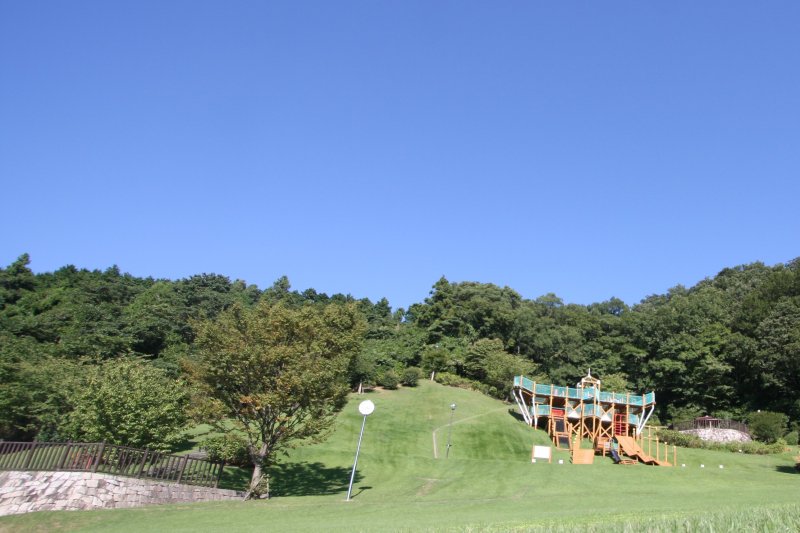 山間部に位置する広大な冒険ゾーンは、子供たちにとって緑の楽園。