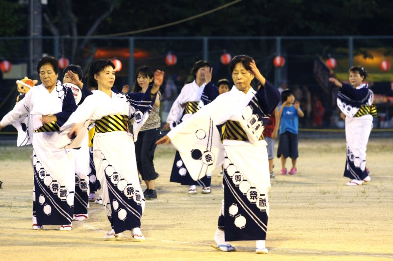柱祭り保存会の婦人部により「五反田小唄」や「柱祭り音頭」などの民謡に合わせて、踊りが披露される。