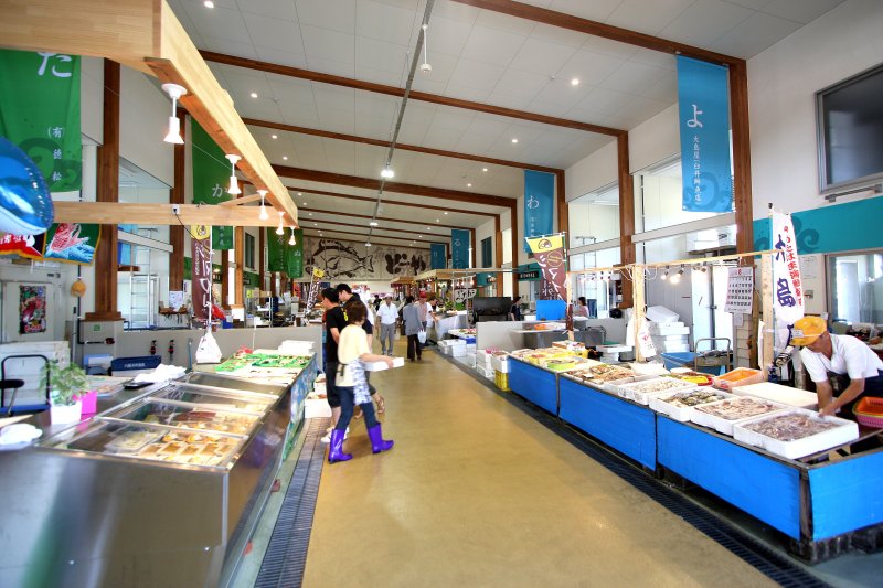 スーパーでは出回らない珍しい魚なども卸売価格で販売。箱売りがメインだがバラ売りの魚もある。