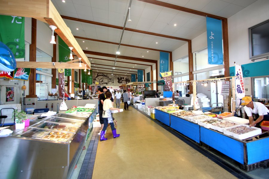 スーパーでは出回らない珍しい魚なども卸売価格で販売。箱売りがメインだがバラ売りの魚もある。