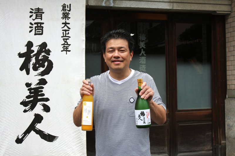 八幡浜産みかんの果汁がいっぱい入った、健康志向の優しいリキュール「媛麗」と代表銘柄の「梅美人」。開業以来、約90年以上変わらず少量手造りで心を込めて作られている。