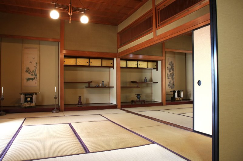 住居と生産施設が同一敷地内で、本館2階の左右対称の床の間がある和室も見学可能。金箔のふすまなどほぼ当時の輝きのままで残っている。