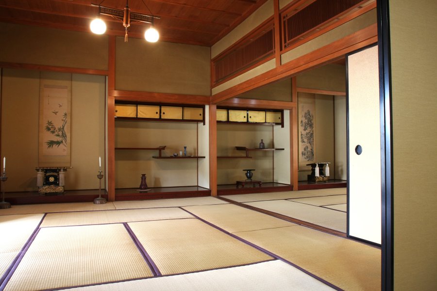 住居と生産施設が同一敷地内で、本館2階の左右対称の床の間がある和室も見学可能。金箔のふすまなどほぼ当時の輝きのままで残っている。