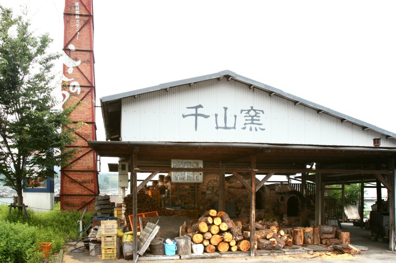 年2回実際に1200度という高温で作品を焼き上げている千山窯の登り窯。3日間火を絶やさず薪で焼き上げる。