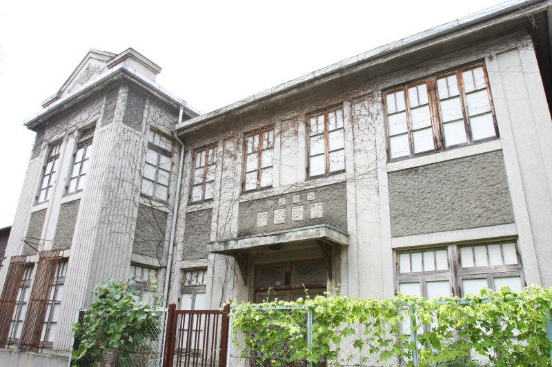 擬洋風建築の特徴を見せる旧下司医院は、昭和初期に建てられたとされている。外壁にはメダリオンや凹凸の吹き付けなどの凝った装飾が残されている。